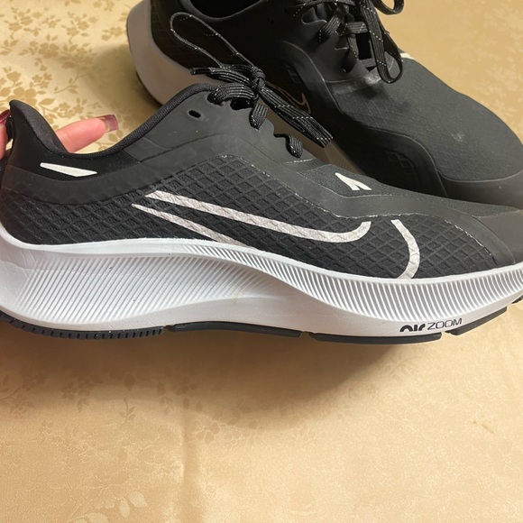 Black Nike Run Shield - Picture 2 of 4